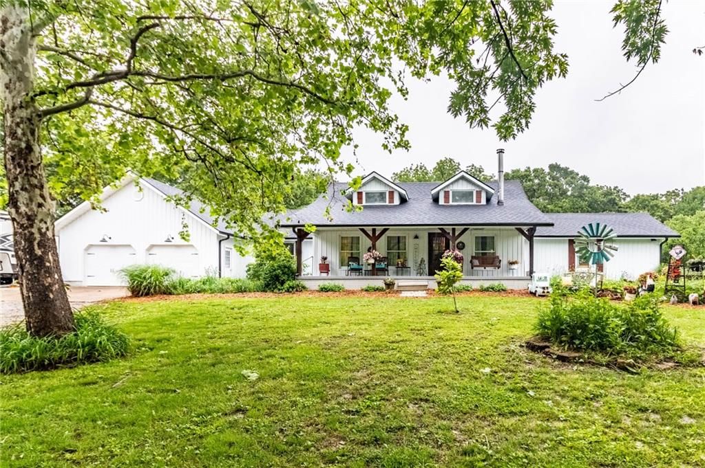 136 NE 901p Road, Clinton