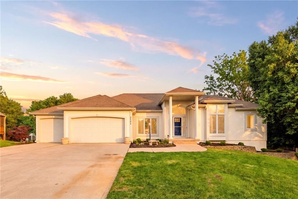 2404 SW Wintergreen Court, Lee's Summit, MO