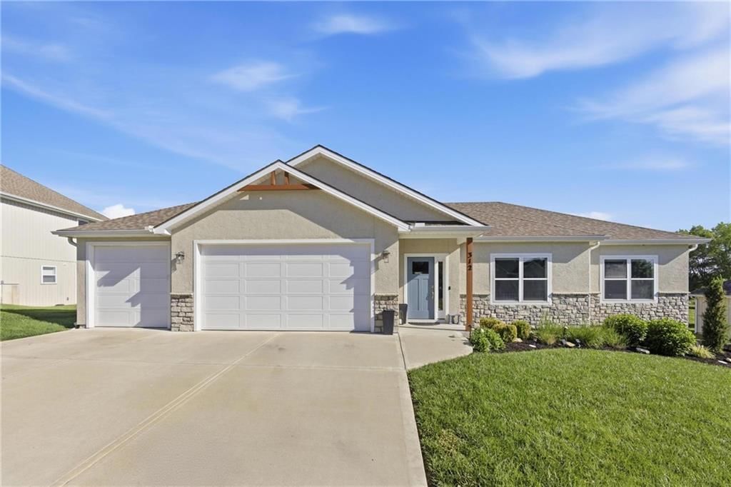 312 Prairie Rose Circle, Smithville, MO