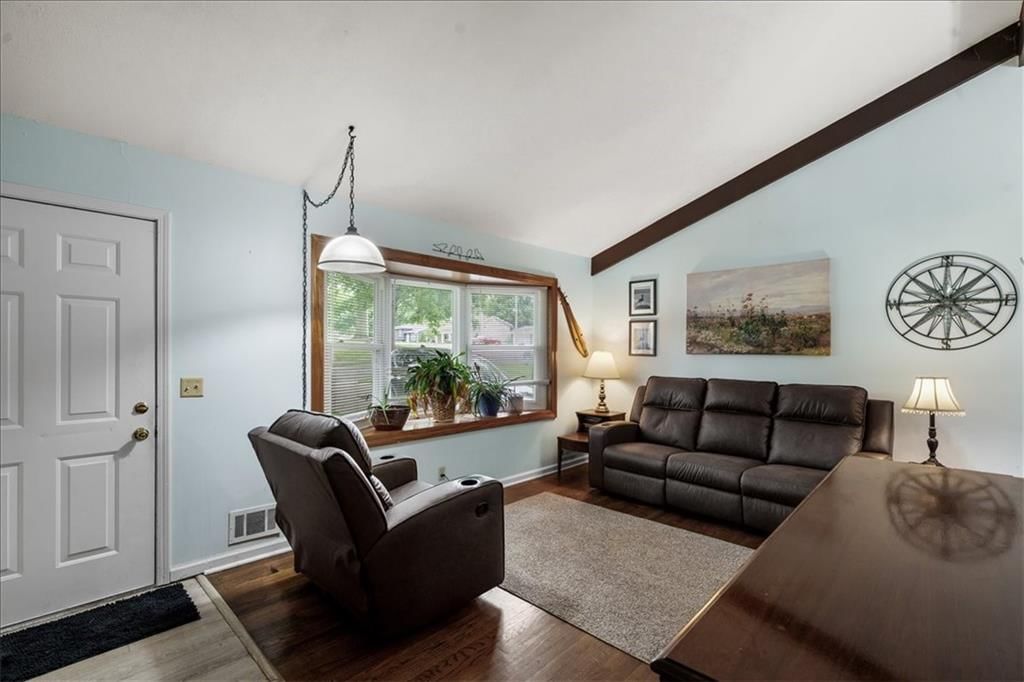 4910 N Spruce Avenue — photo 4