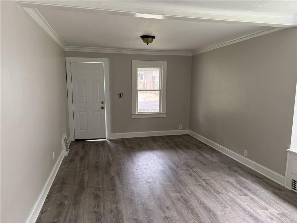 2723 Lathrop Avenue — photo 3
