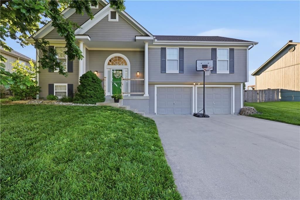 2304 NE SUMMERFIELD Drive, Blue Springs, MO