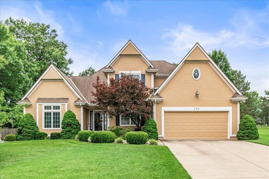 240 SW Winterpark Circle, Lee's Summit, MO