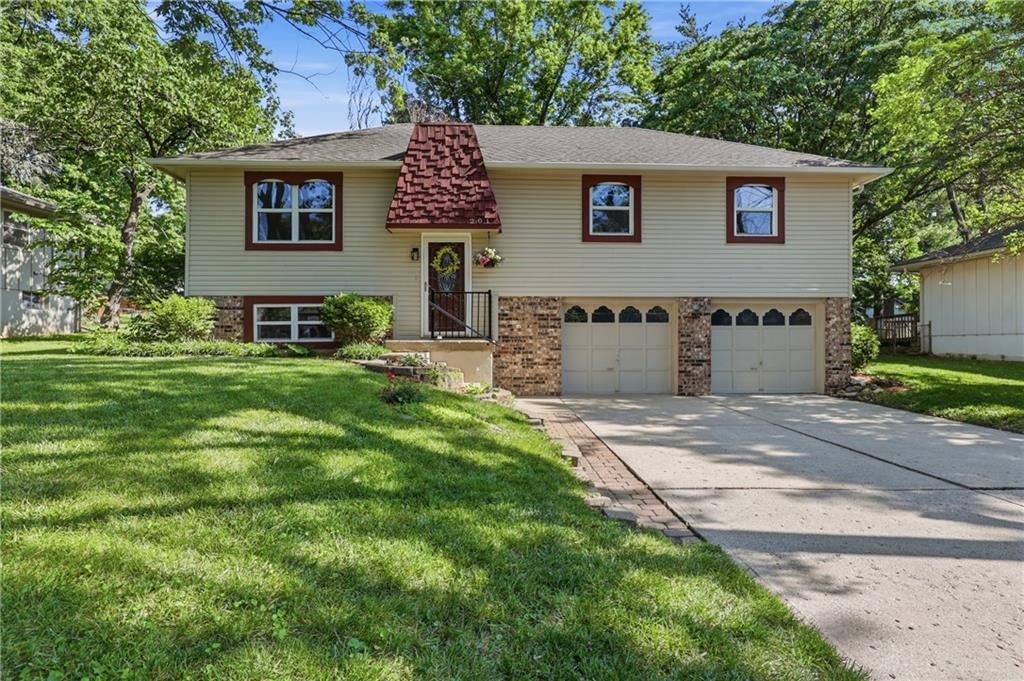 201 SW Sandstone Drive, Blue Springs, MO