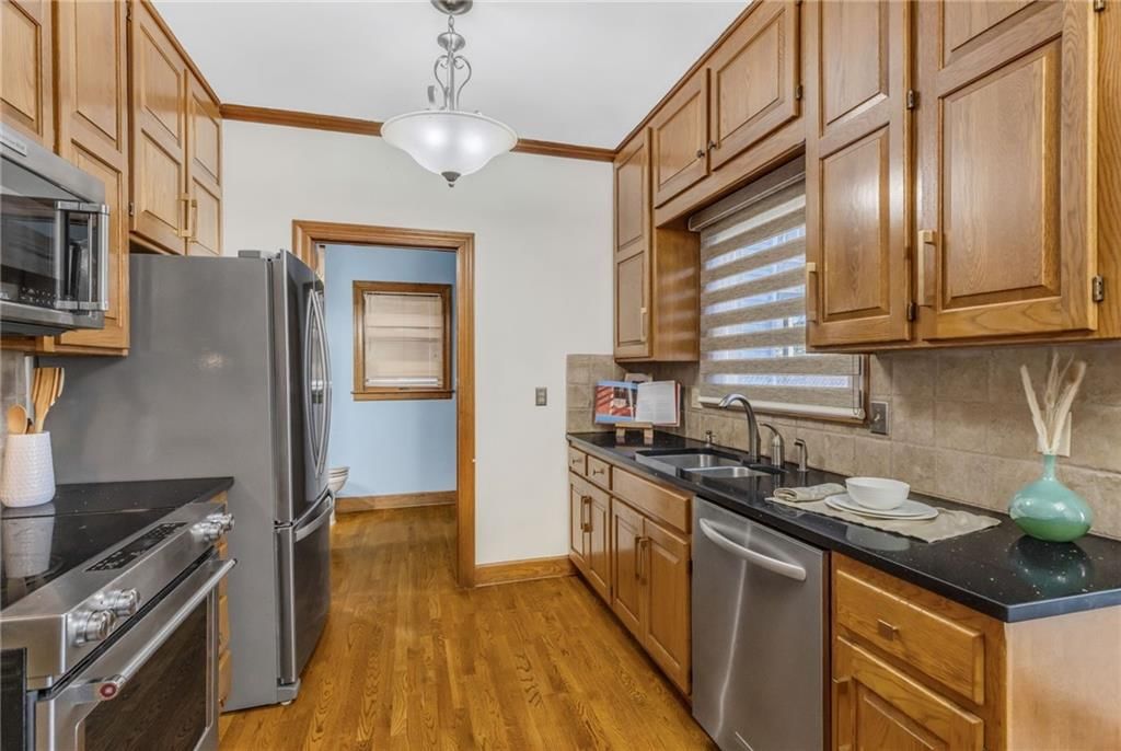 240 E 30th Street — photo 13