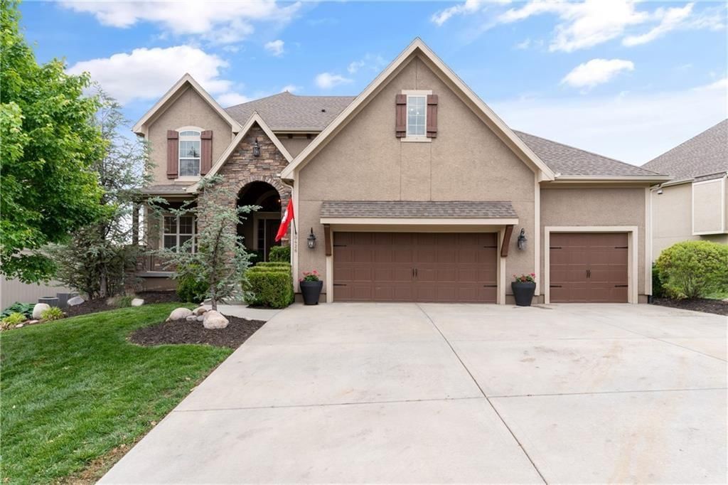 9428 W 157th Place, Overland Park, KS