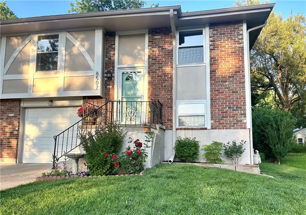 8507 Grandview Avenue, Overland Park, KS