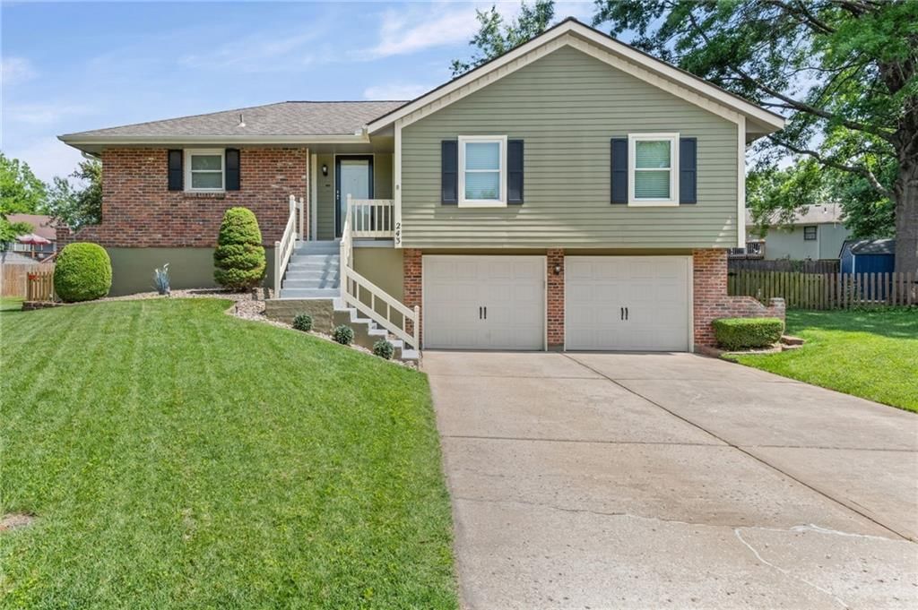 243 SE Brownfield Court, Lee's Summit, MO
