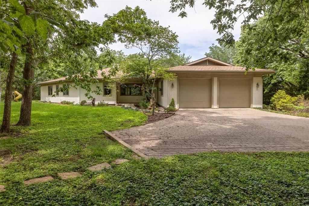 1825 Castle Pine Court, Lawrence