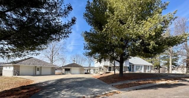 802 E Concord Drive, Plattsburg