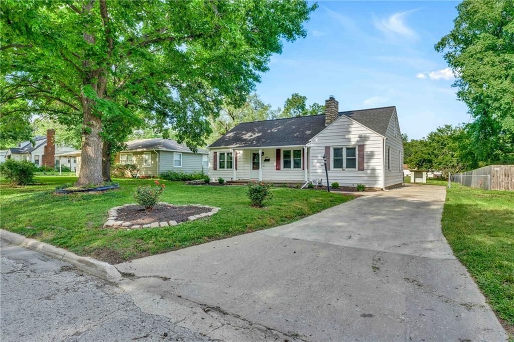 2212 SW Burnett Road, Topeka