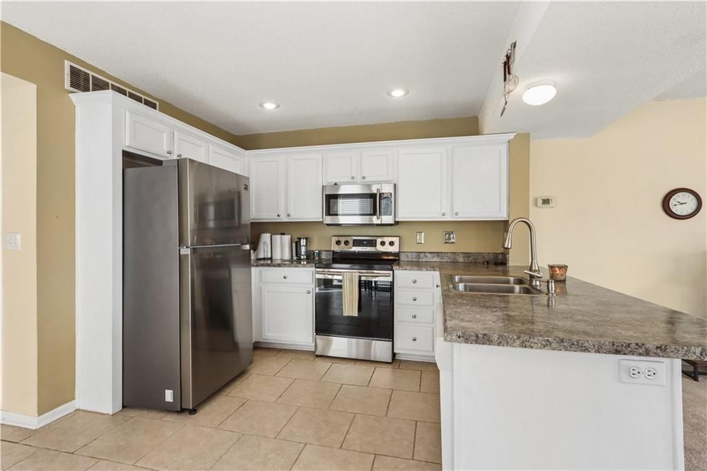 8035 N Elmwood Avenue — photo 4