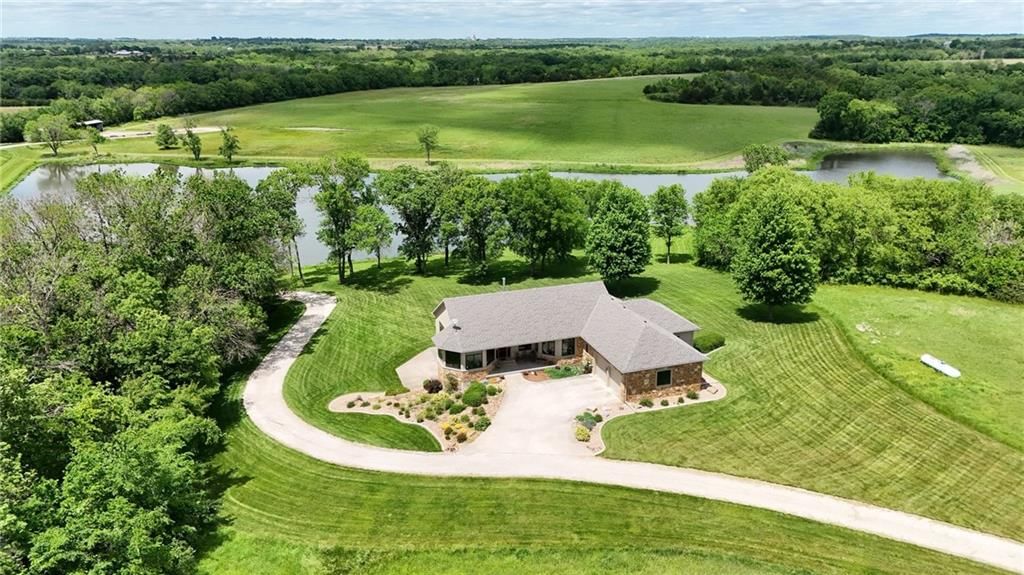 1672 N 1 Road, Baldwin City
