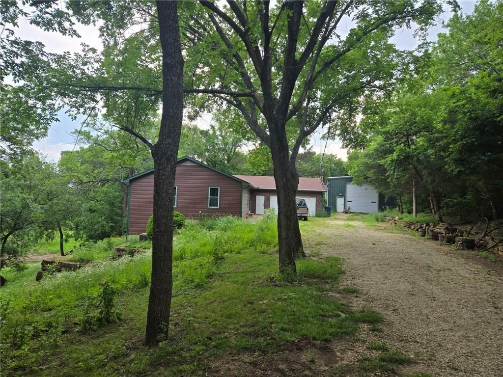 1619 E 318th Road, Lecompton