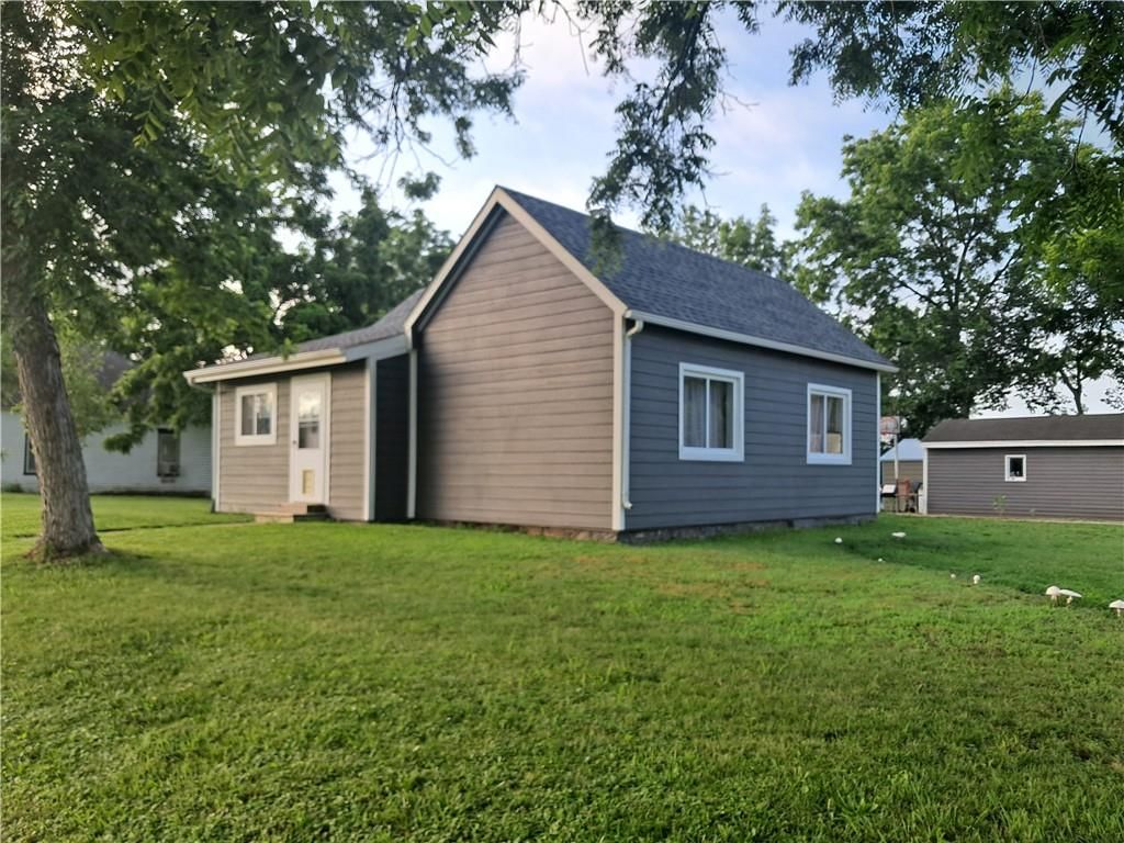 309 W LAKE Street, McLouth