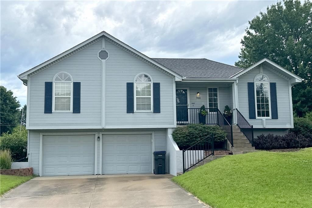700 NE Hunters Ridge, Lee's Summit, MO
