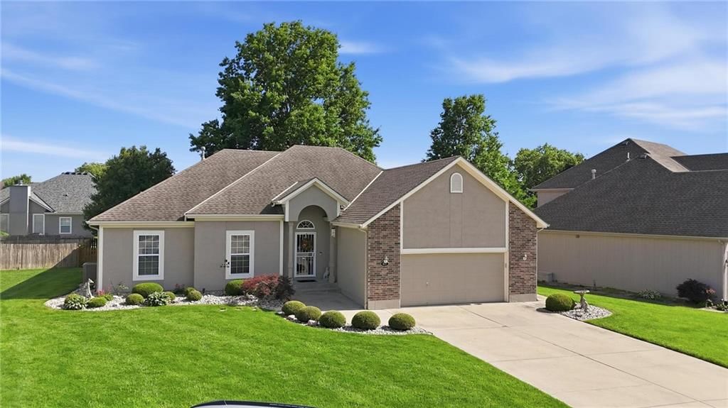 812 SW Nautica Court, Lee's Summit, MO
