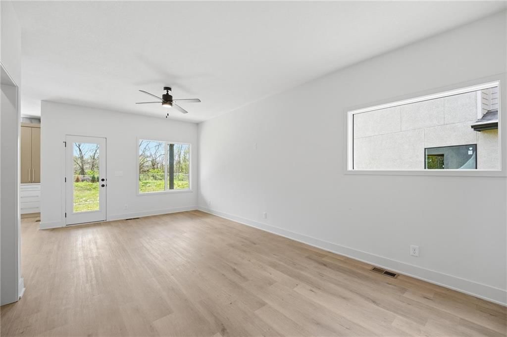 210-212 NW Orchard Court — photo 4