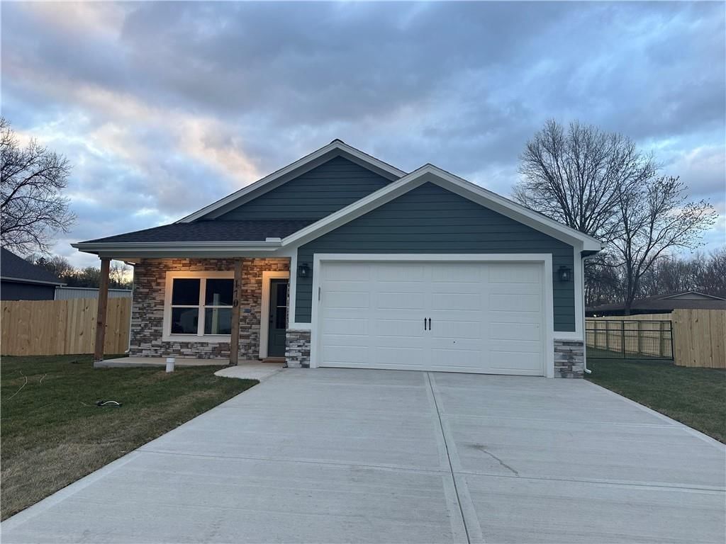 1102 S Oak Street, Plattsburg