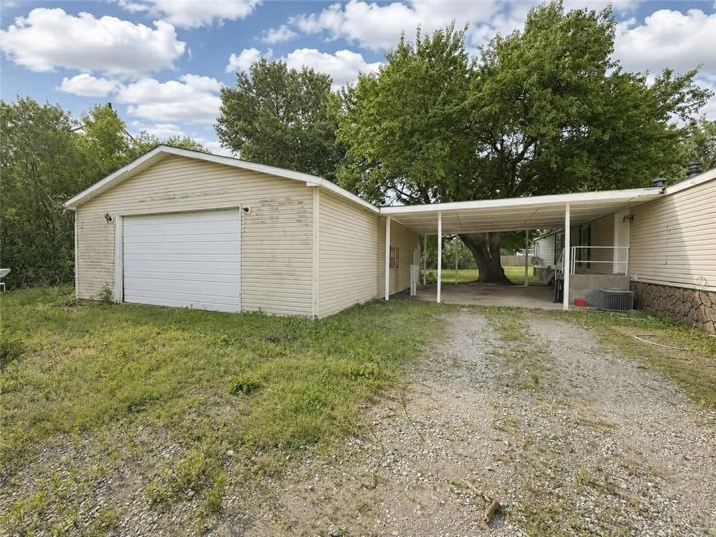 809 W 9th Street — photo 11