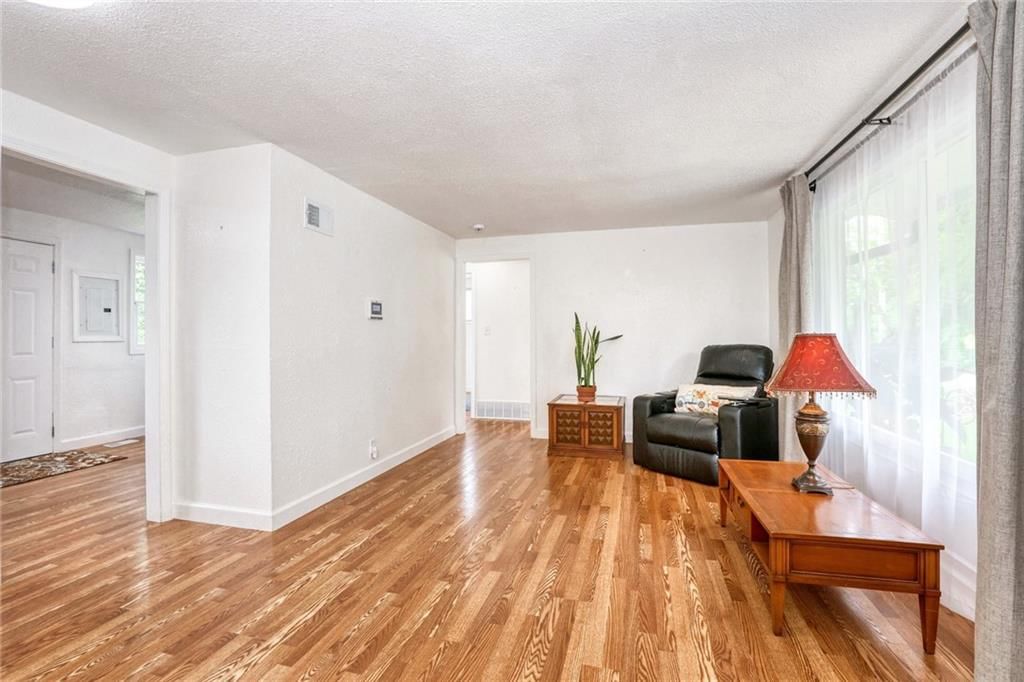 4405 Elmwood Avenue — photo 8