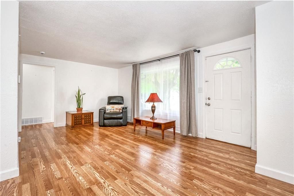 4405 Elmwood Avenue — photo 9