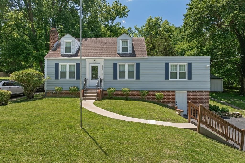 2206 Dewey Street — photo 1