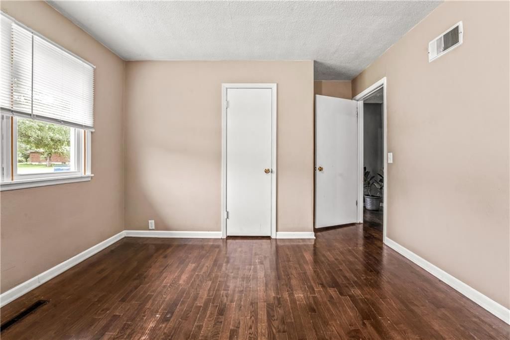 233 W 5th Street — photo 11