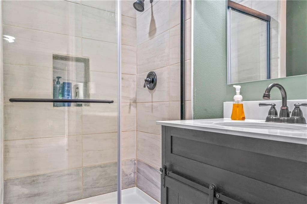 233 W 5th Street — photo 18