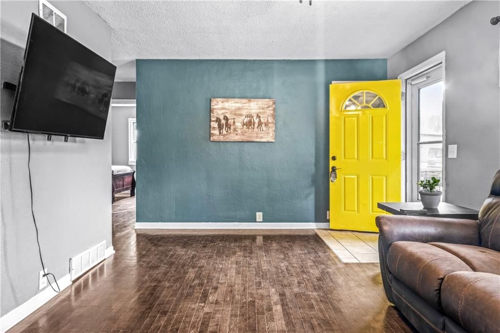 233 W 5th Street — photo 9