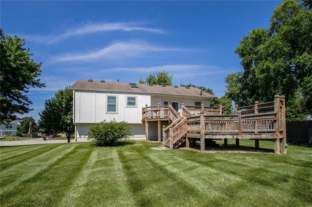 305 Pinetree Drive — photo 23