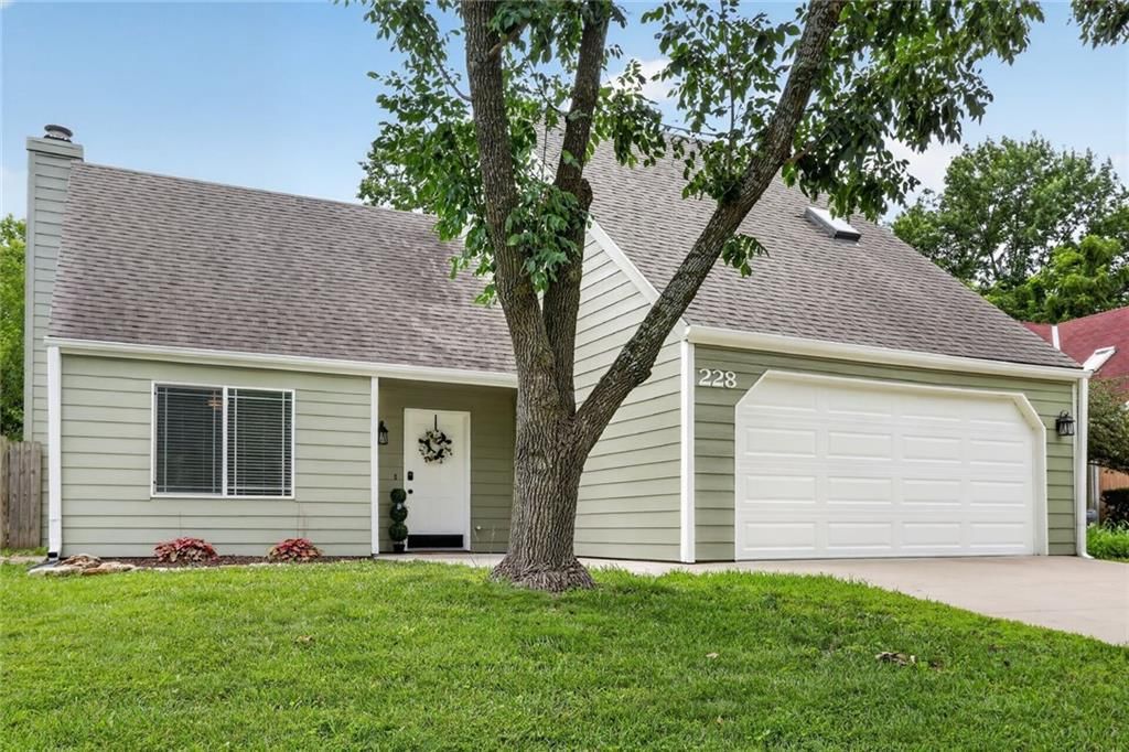 228 Deerfield Lane, Lawrence