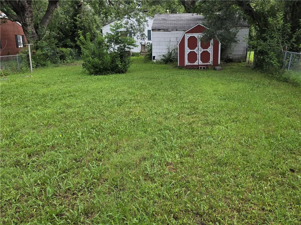 212 E Melvin Street — photo 4