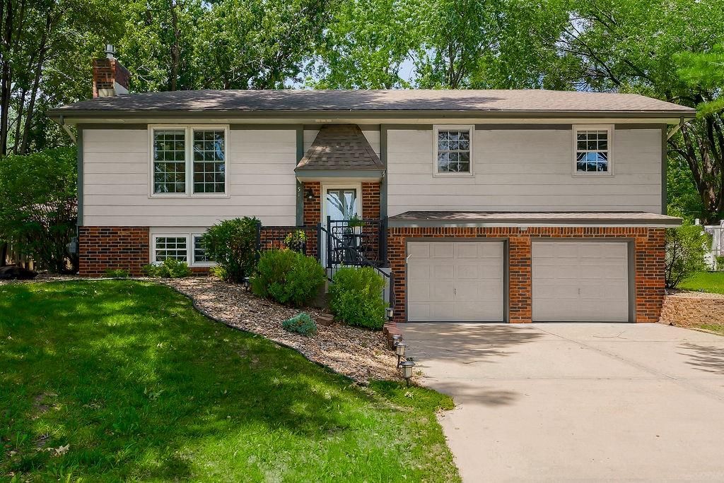 516 Oakbrook Drive, Lansing, KS