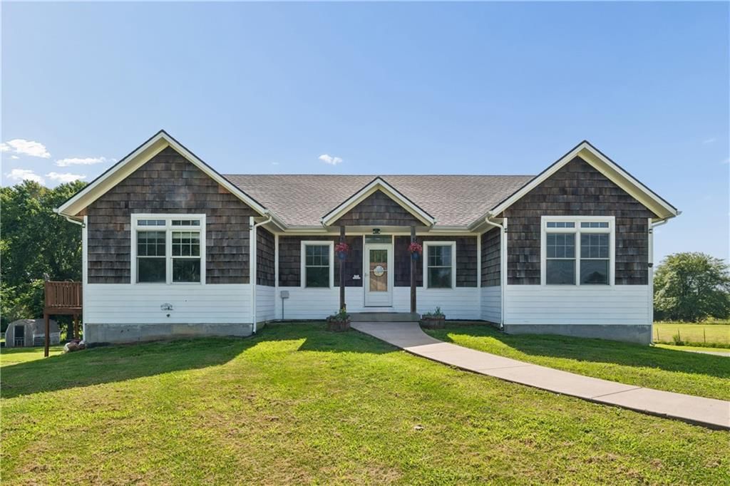 657 SW 701 Road, Centerview