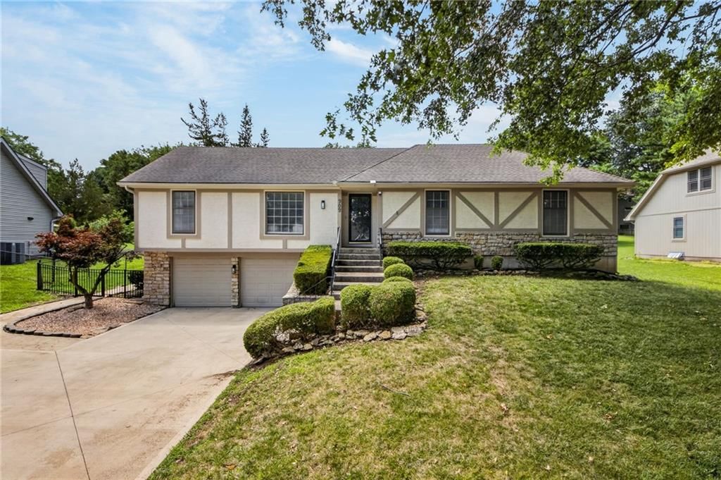 909 W 121st Street, Kansas City, MO