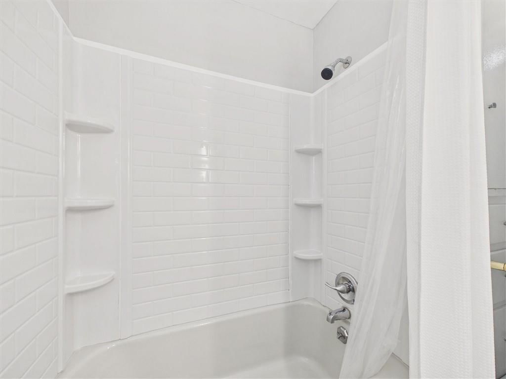 909 NE Vivion Road — photo 13