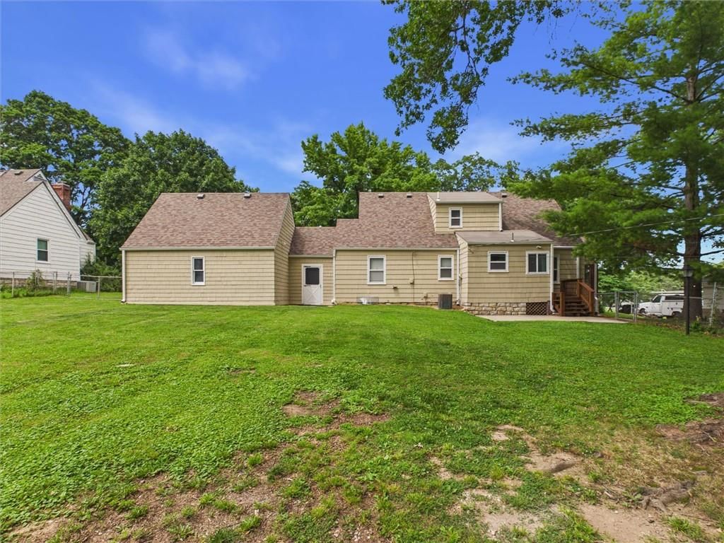 909 NE Vivion Road — photo 31