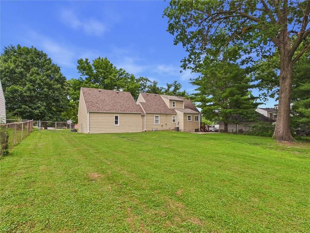 909 NE Vivion Road — photo 32