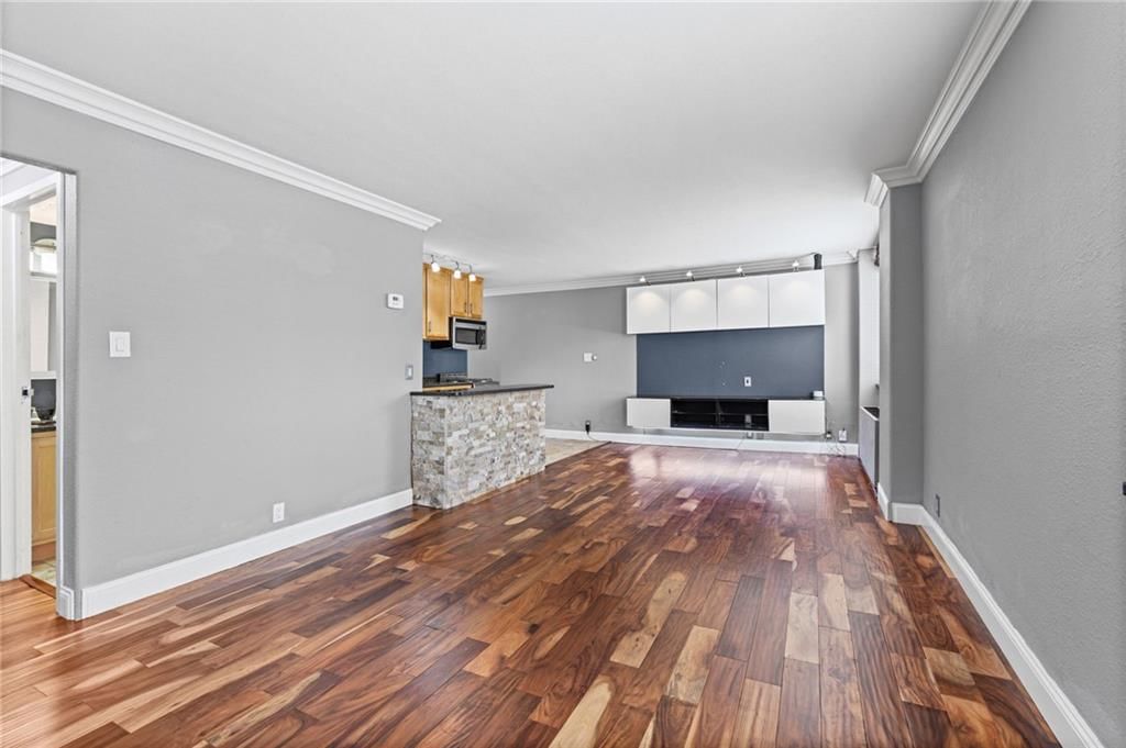 700 E 8th St — photo 7