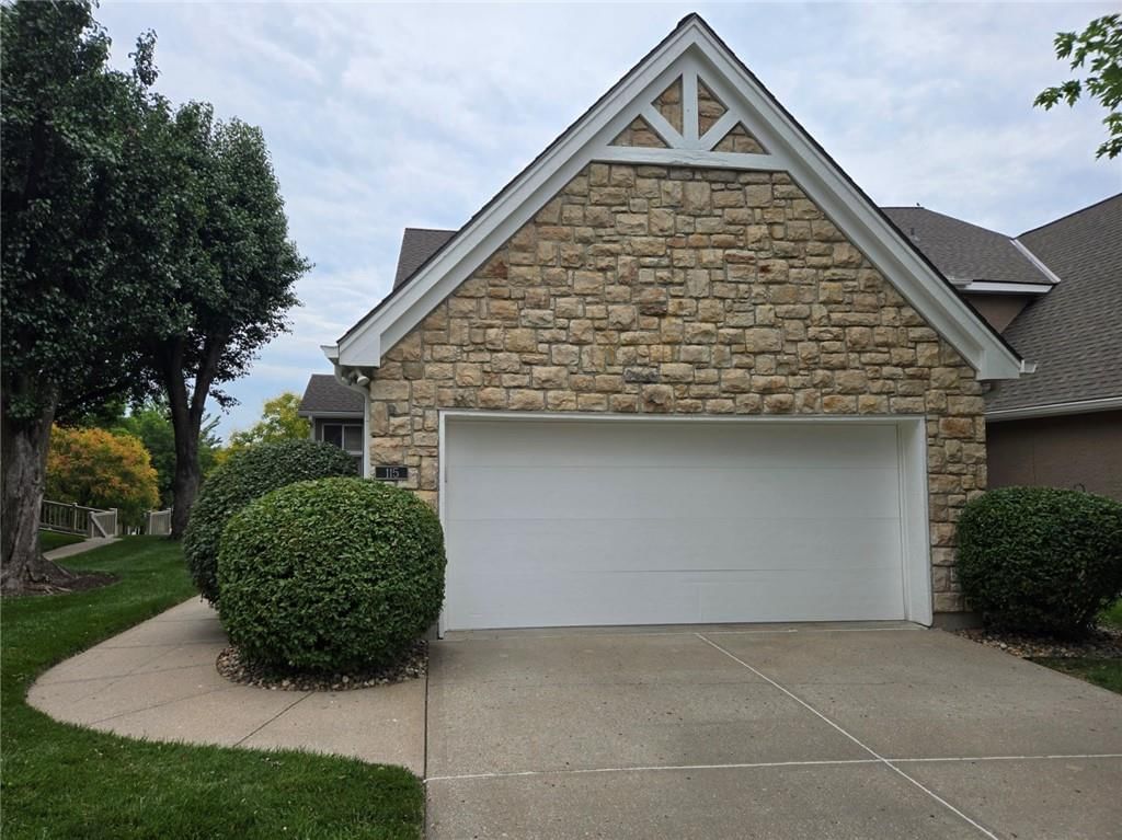 115 Pointe Drive, Gladstone, MO
