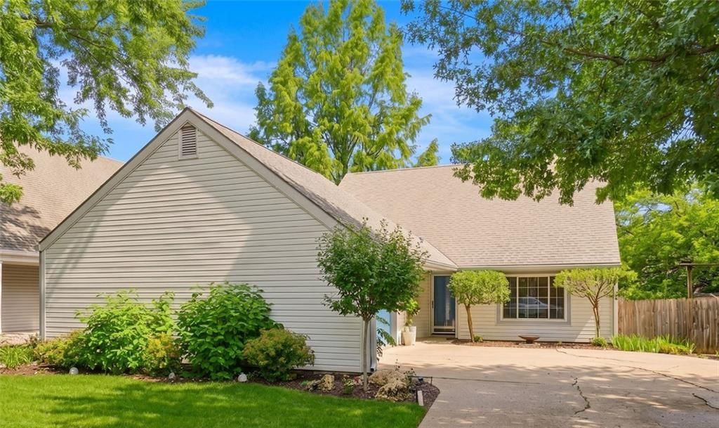 221 Deerfield Lane, Lawrence