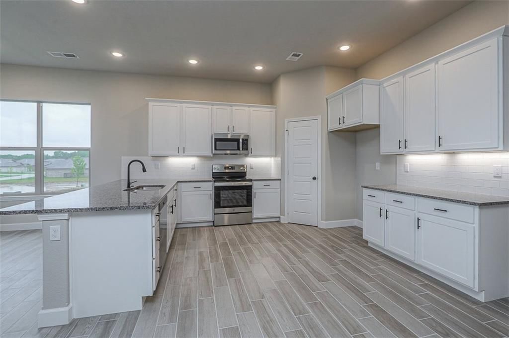 25241 W 92nd Terrace — photo 7
