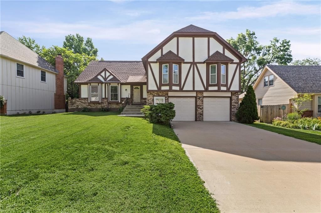 10245 Haskins Street, Lenexa, KS
