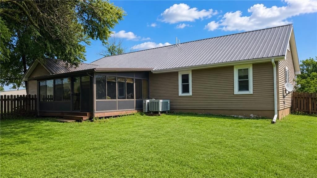 1213 NE J Highway — photo 5