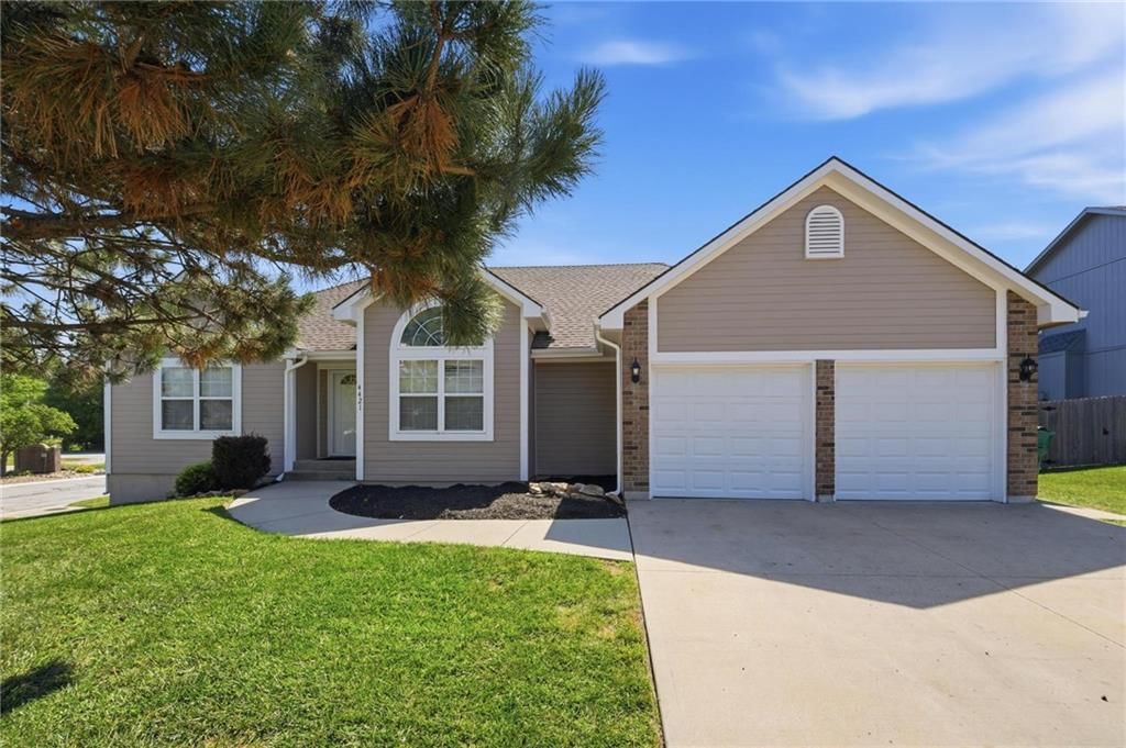 4421 SW Hillside Drive, Lee's Summit, MO