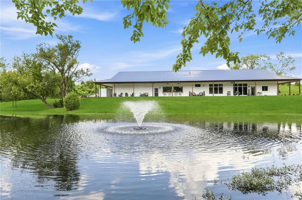 12820 NW Crooked Road, Parkville, MO