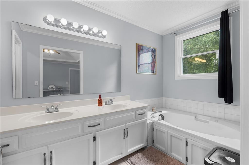 11039 N Baltimore Avenue — photo 20