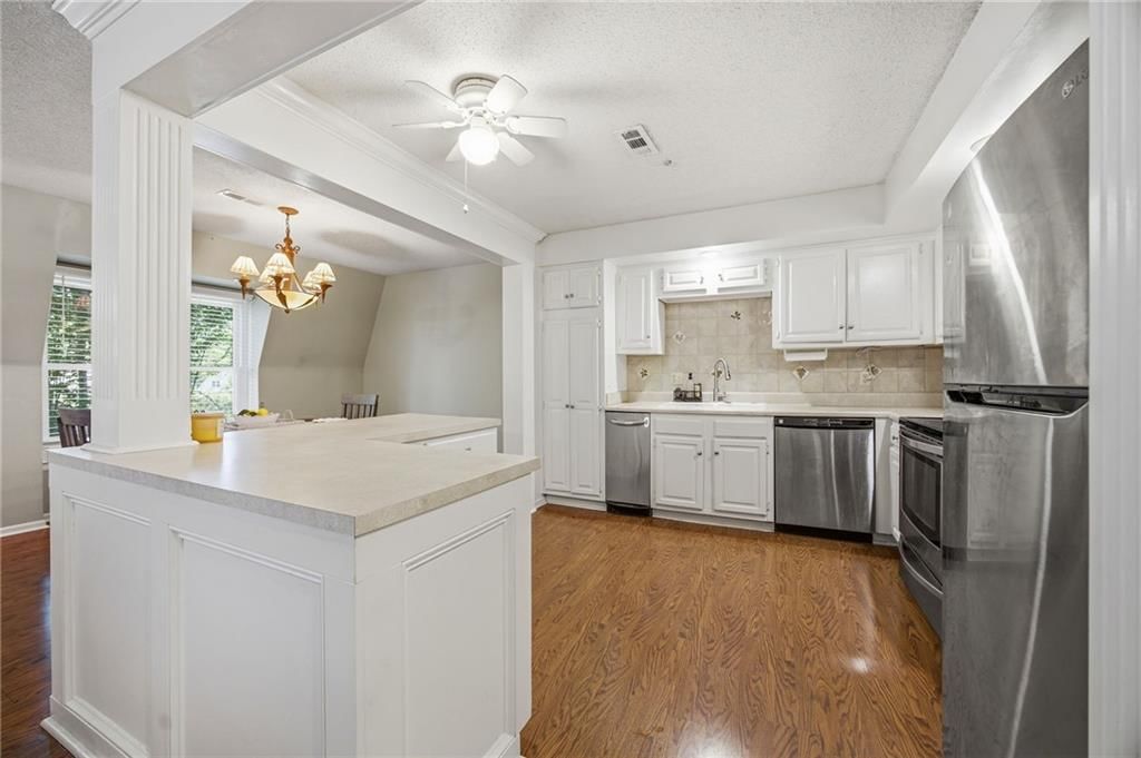 10704 Glenwood Street — photo 6