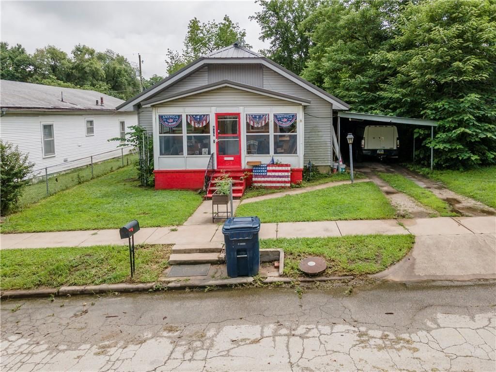 819 E Poplar Street — photo 2